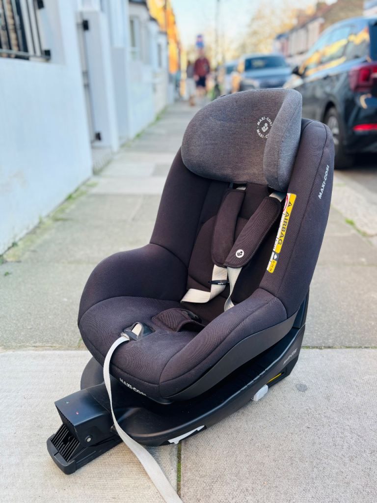 GOOD CONDITION + DELIVERY - Maxi Cosi Pearl Smart i-Size Car Seat PLUS Family Fix 2 Base 