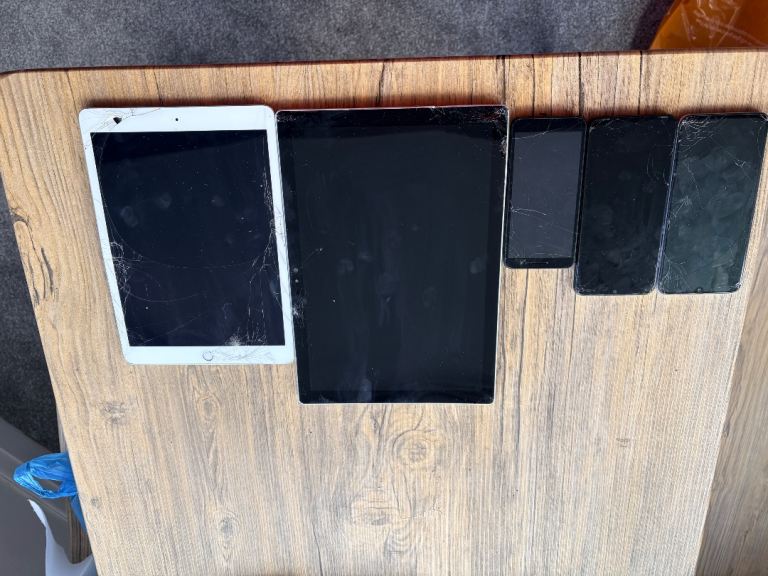 Joblot of electricals - tablets and phones 