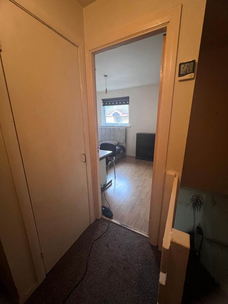 1 room available in 2 bedroom house £400 per month excluding bills latest bills share about £100 pm