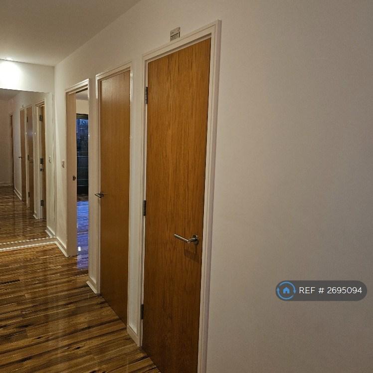 2 bedroom flat in Park Lane, Greenhithe, DA9 (2 bed) (#2695094)