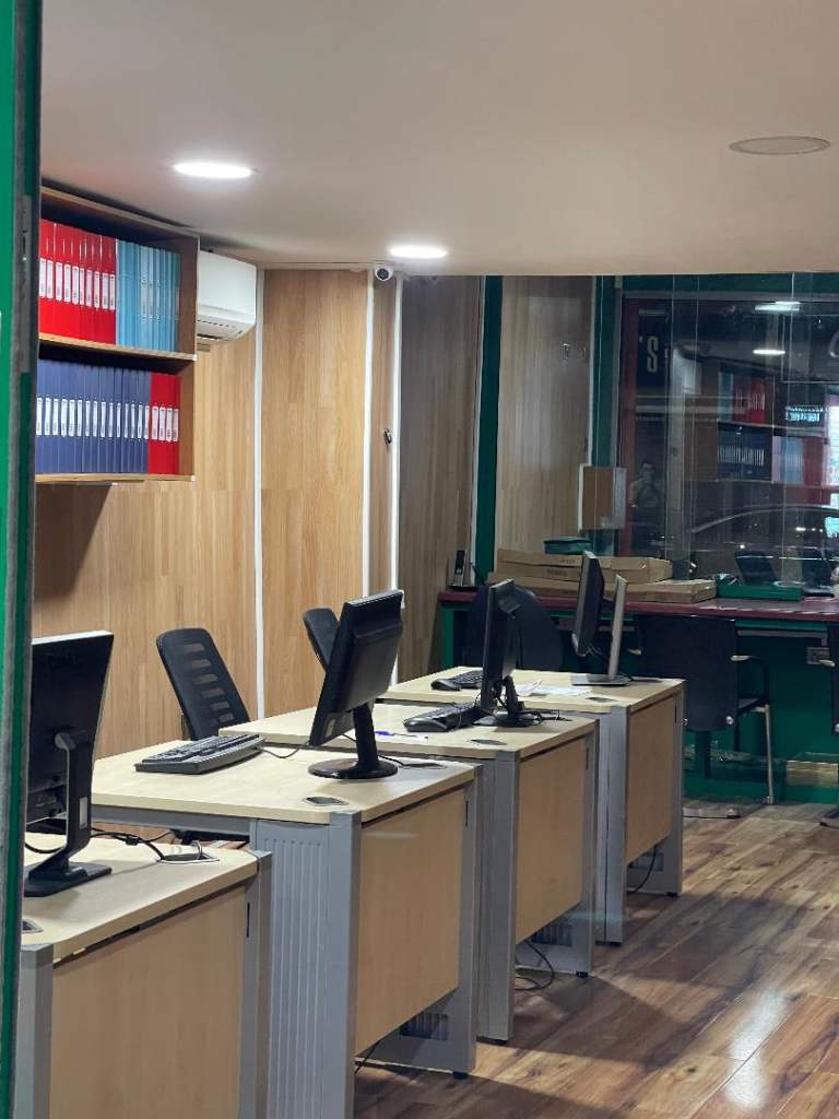 PRIVATE DAY OFFICE /DESK SPACE IN EAST LONDON - FURNISHED OFFICES 1-5 PEOPLE, OFFICES PER DAY /MONTH