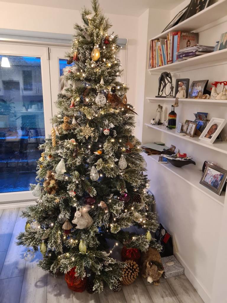 9ft / 2.7m dobbies Ulswater artificial Christmas tree and heavy duty click fix christmas tree base