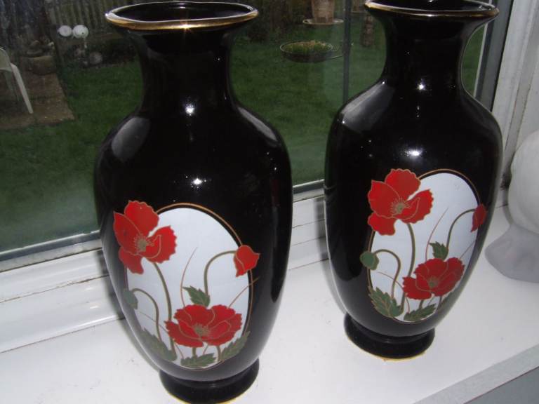 2 x BLACK POPPY DESIGN FLOWER VASES, WITH GOLD TRIM. 11" Tall