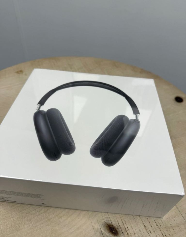 Apple AirPods Max Wireless Bluetooth Noise-Cancelling Headphones Midnight USB-C