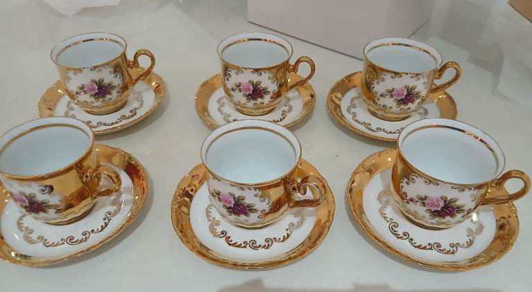 6 Handarbeit 2 KARAT GOLD cups and saucers one cup has a small chip shown in photos