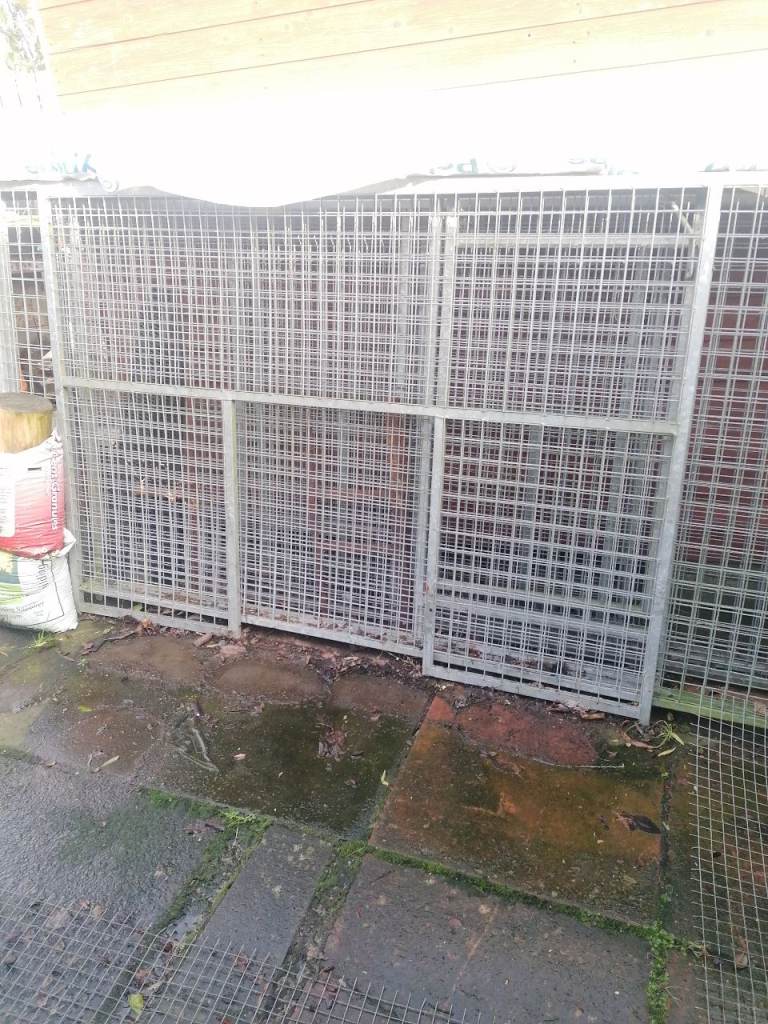 2x dog pens 