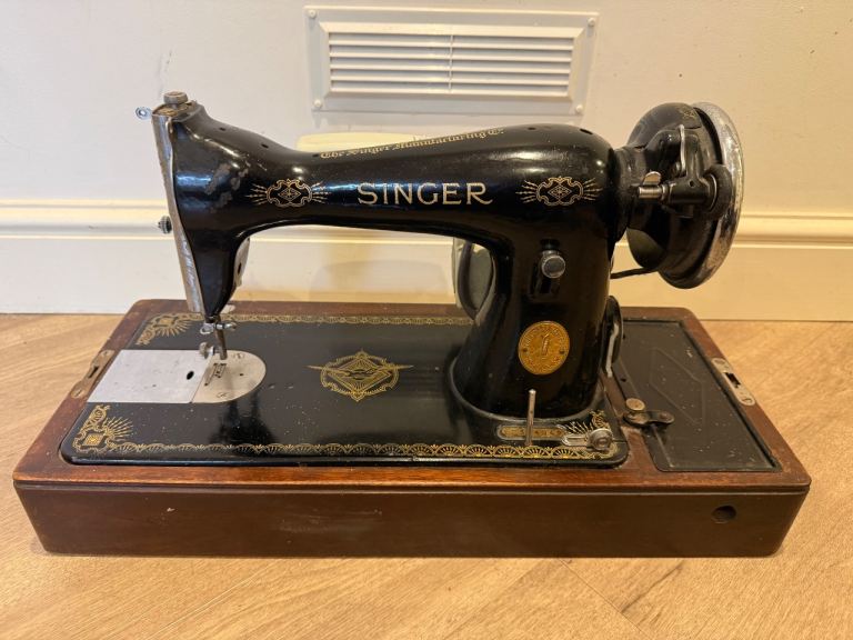 Gorgeous Vintage Singer Sewing Machine