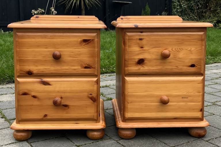 A PAIR OF QUALITY SOLID PINE BEDSIDE CHESTS OF DRAWERS