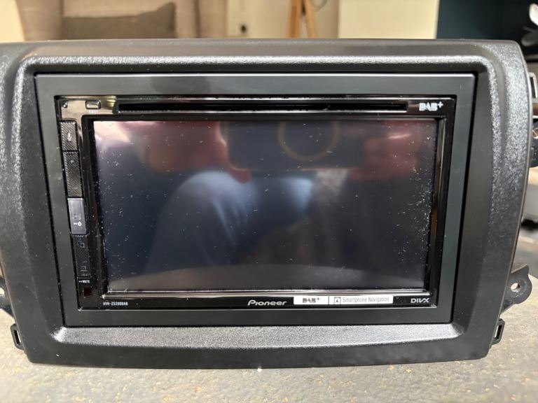 Pioneer AVH-Z5200DAB touchscreen head unit,