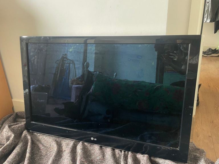 Open to offers! LG 47-inch LCD TV with Stand – Good Condition