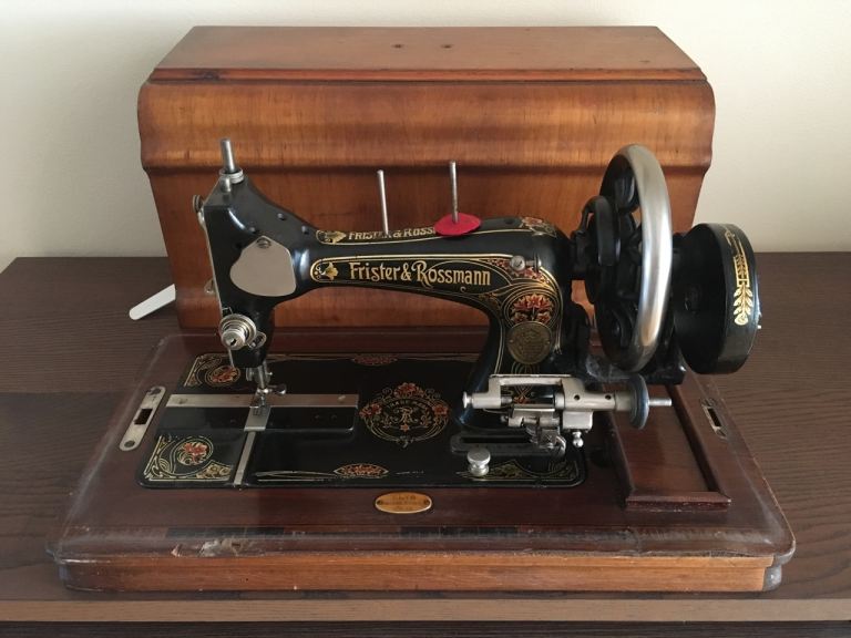 FRISTER & ROSSMAN VINTAGE HAND CRANK SEWING MACHINE WITH WOODEN CASE AND KEY
