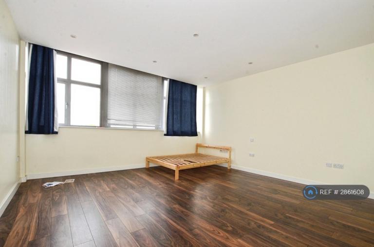 Studio flat in Imperial Drive, Harrow, HA2 (#2861608)