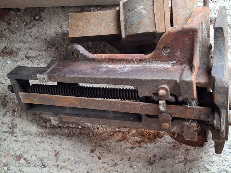 VINTAGE Heavy cast iron vice, perfect for a restoration project. | in ...