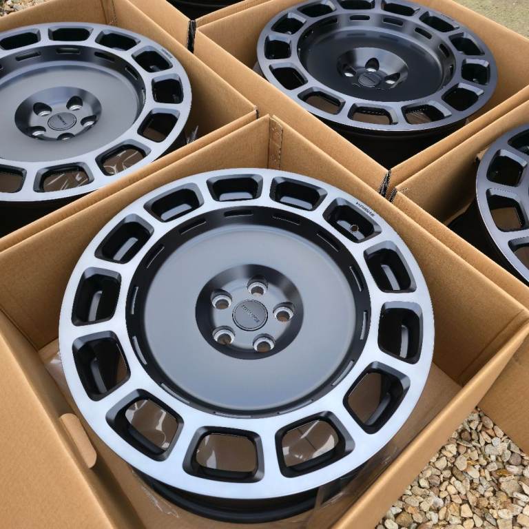 Land Rover Defender Octa 22" Alloy wheels Hawke Octad 110 90 L663