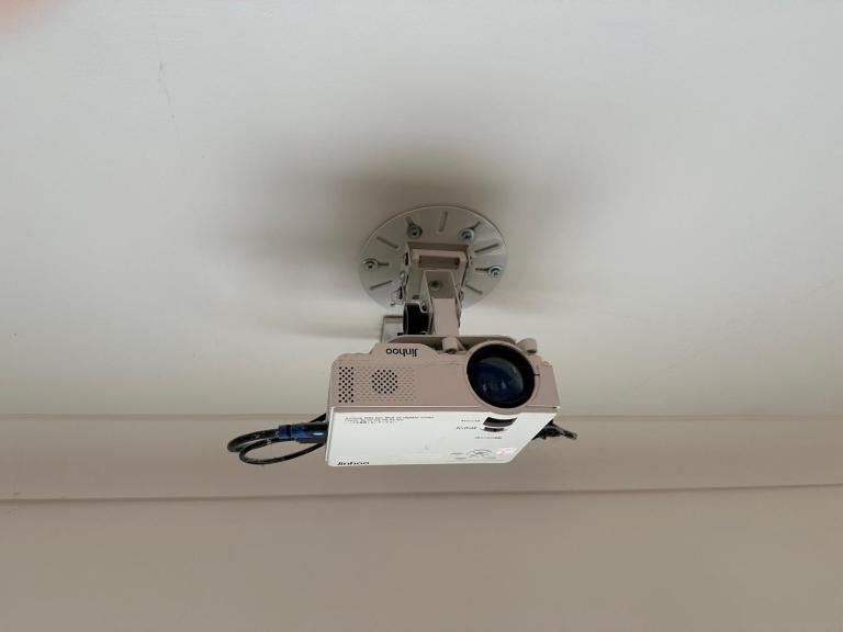 Jinhoo mini projector