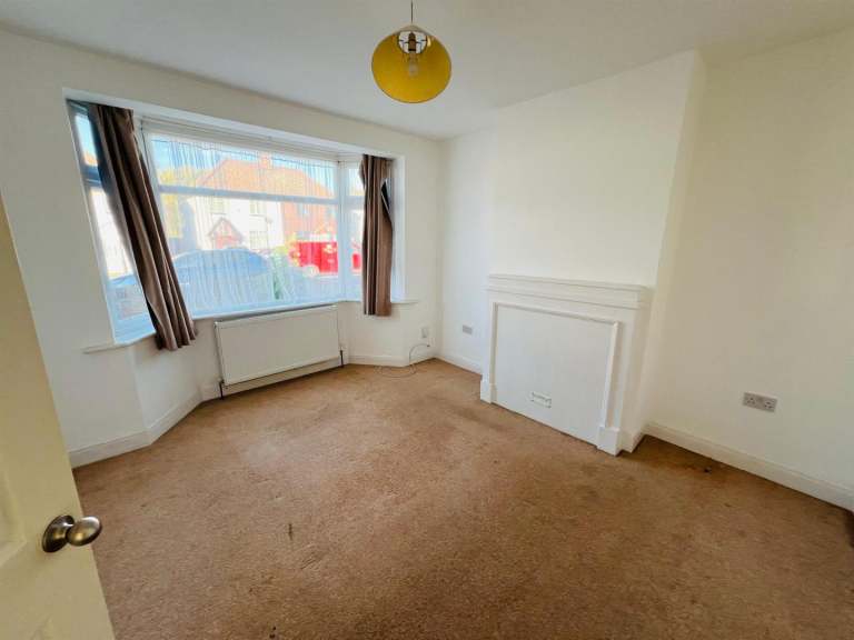 3 bedroom house in Long Drive, Greenford
