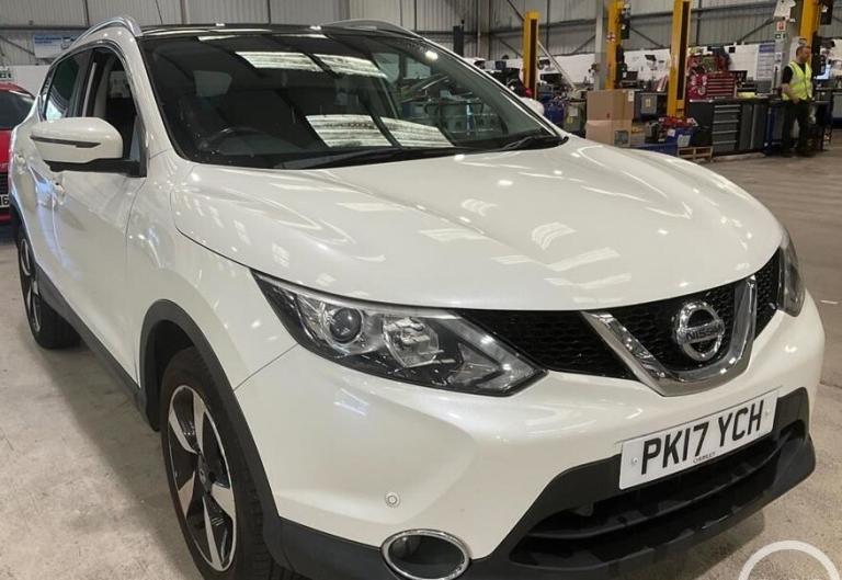 2017 Nissan Qashqai 1.2 DiG-T N-Connecta 5dr ++ PANROOF / 8 SERVICES / ULEZ / NAV / CAMERA ++ HAT...