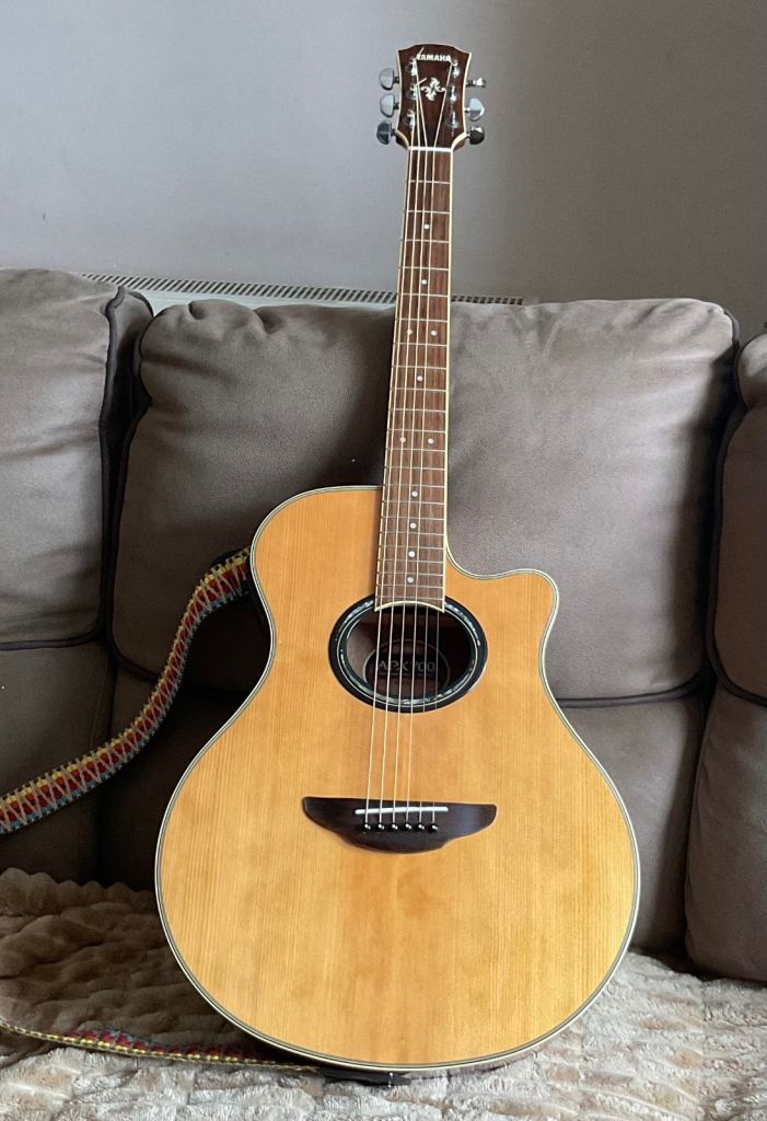 Yamaha APX700 Electric/Acoustic Guitar – Excellent Condition