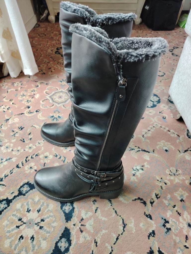 Women's Black Knee-High Boots with Faux Fur Lining