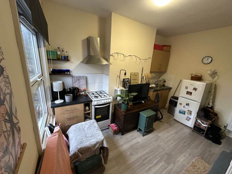 ALL INCLUSIVE Studio Flat in Hounslow - Split Level - £1,245 