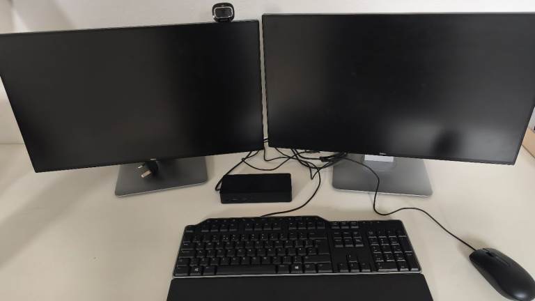 Dell Workstation: two 24'' screens, docking station, keyboard, mouse, camera