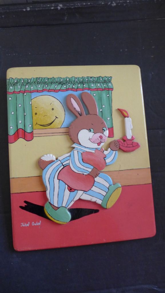 COLLECTABLE: VINTAGE MID-CENTURY 1950s (OR EARLIER) 3-D WOODEN NURSERY WALL PLAQUE.