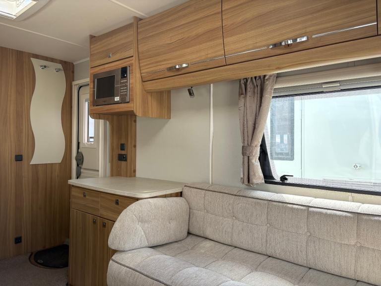 ELDDIS AVANTE 462 - 2 BERTH CARAVAN WITH END WASHROOM AND MOTORMOVER