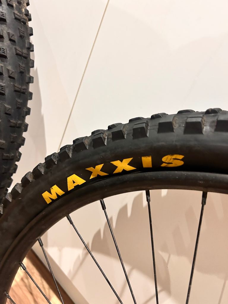 27.5 inch Whyte trail 25 wheelset with Maxxis tyres