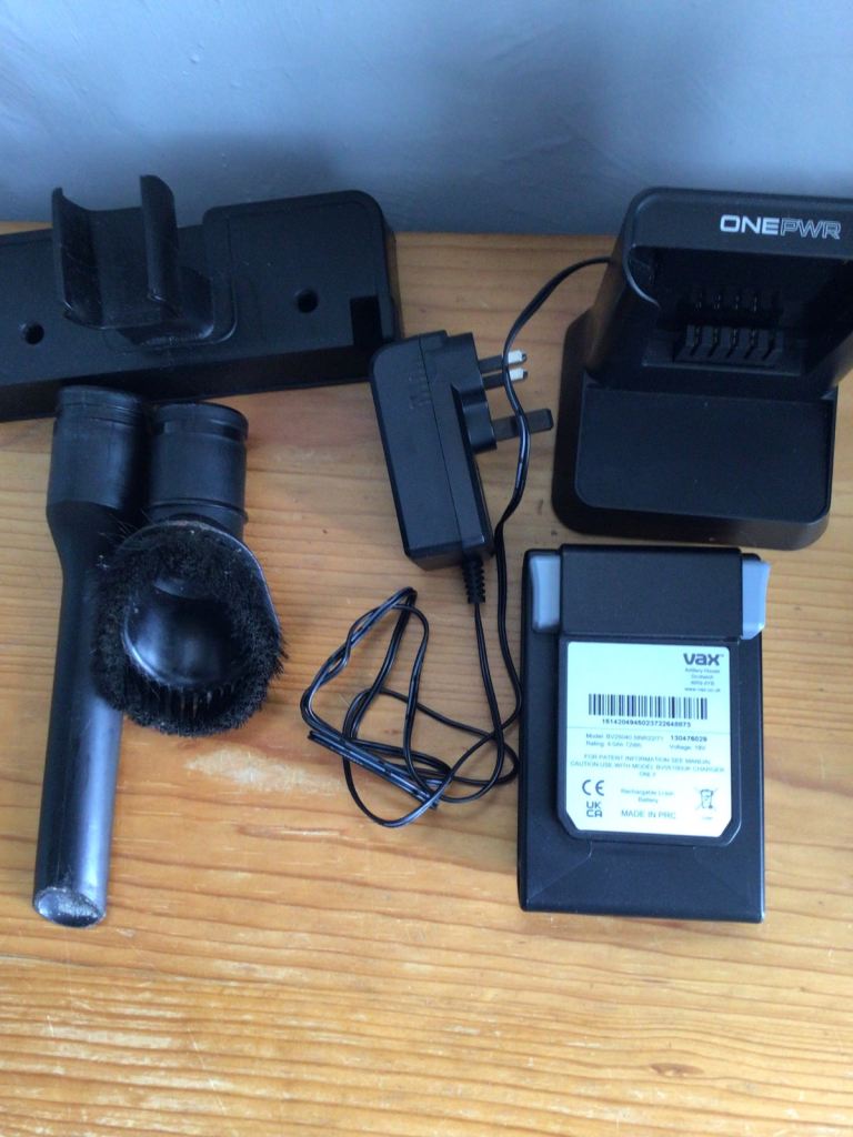 Vax Blade 4 Cordless Vacuum Cleaner with Accessories – Good Condition