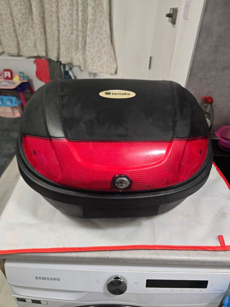 tectake 48-litre black motorcycle top box - NO KEYS
