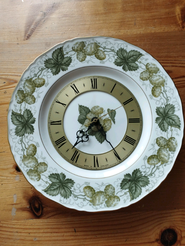The Worcester Hop, Mathon, Royal Worcester 1965 Wallclock, working.