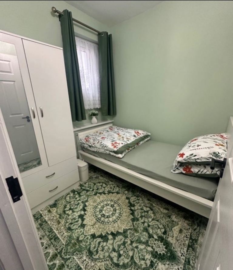 Single room barking female £550