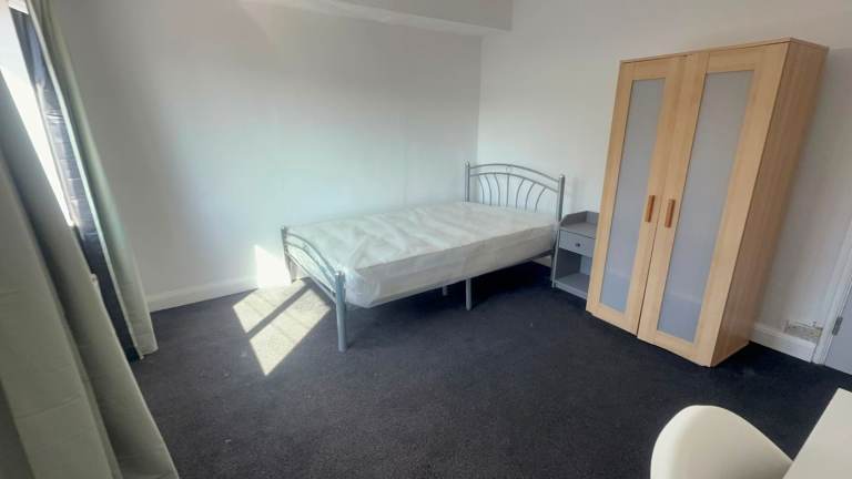 Newly refurbished house - UC/ESA/JSA - All benefits welcome - 3 friends welcome to move in together!