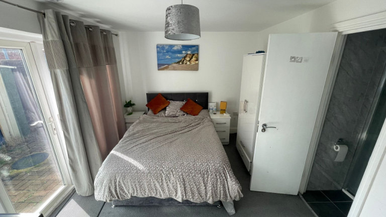 Immaculate condition 5 Bedrooms spacious *HMO* licence property in Chigwell -- Company Let Allowed