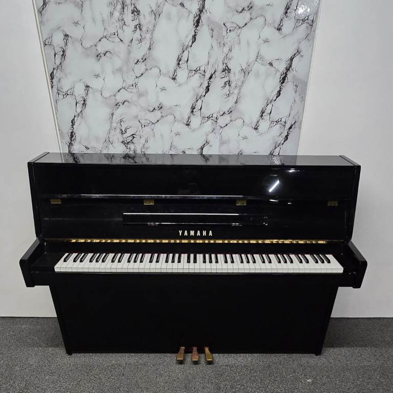 Yamaha C109 Upright Piano (2004) – Excellent Condition