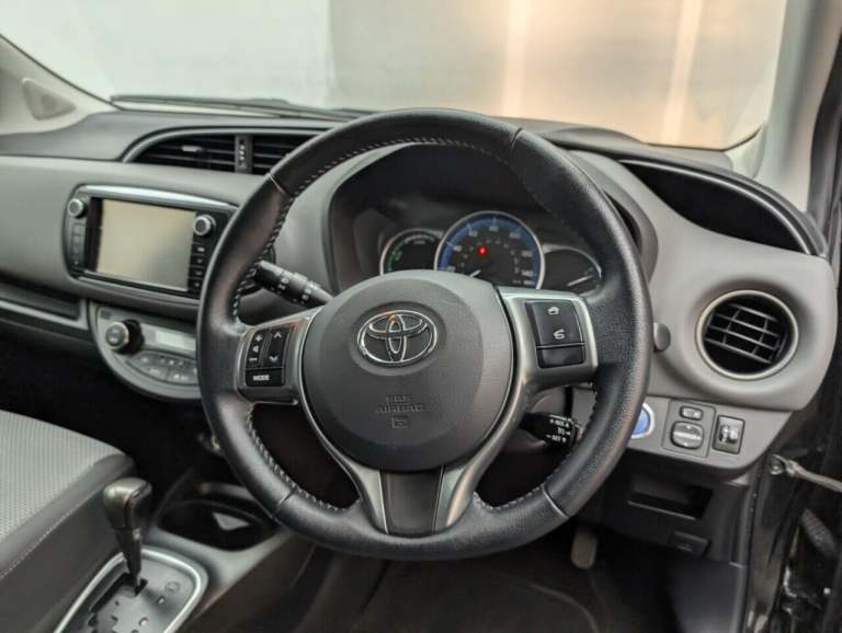 2016 Toyota Yaris 1.5 VVT-h Icon Hatchback 5dr Petrol Hybrid E-CVT Euro 6 (101 ps) REVERSING  HAT...