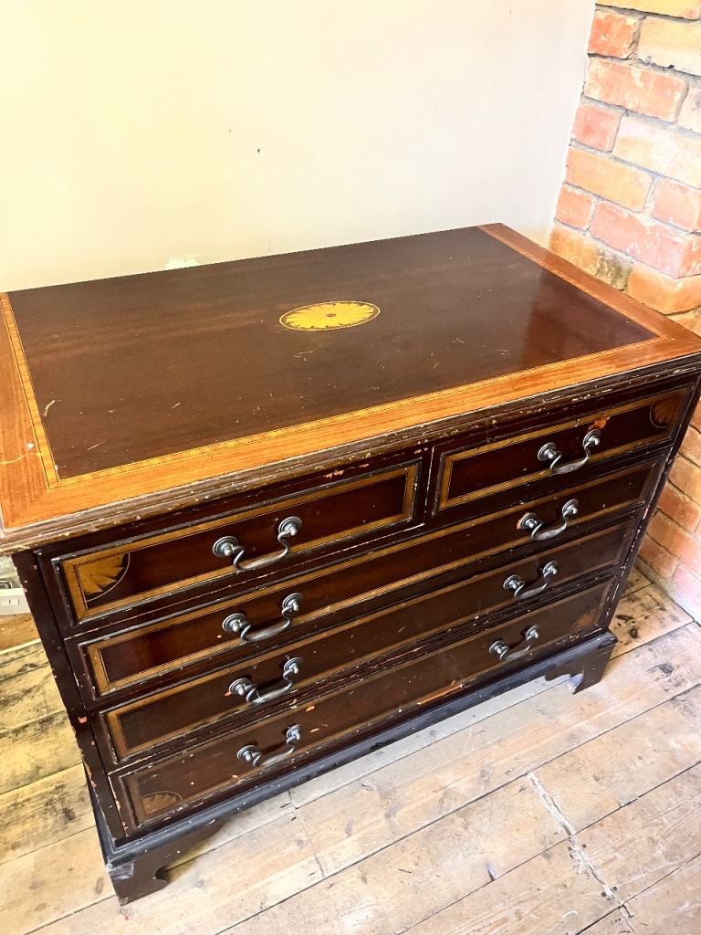 Wooden chest of drawers 