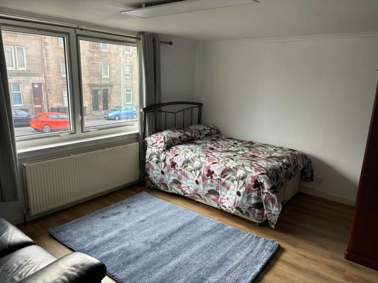 One bedroom available in a shared bathroom and kitchen 