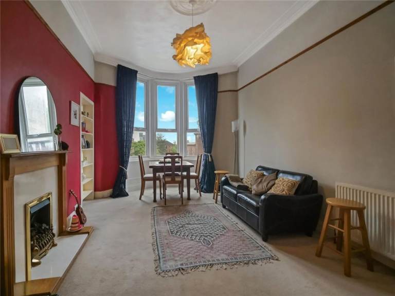 Bright one-bedroom flat in Broomhill – £925 pcm