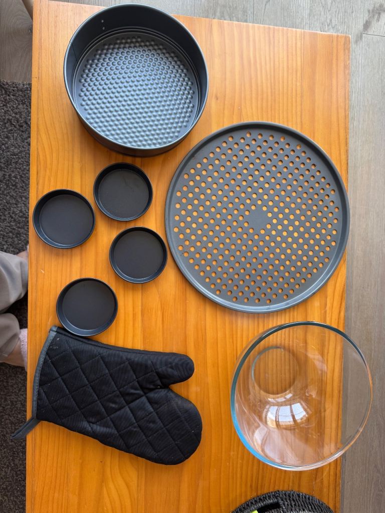 Baking starter bundle – Pyrex bowl, cake tin, pizza tray + mini tins – barely used