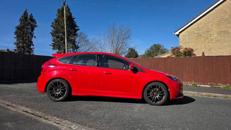 Ford Focus ST2 - RACE RED