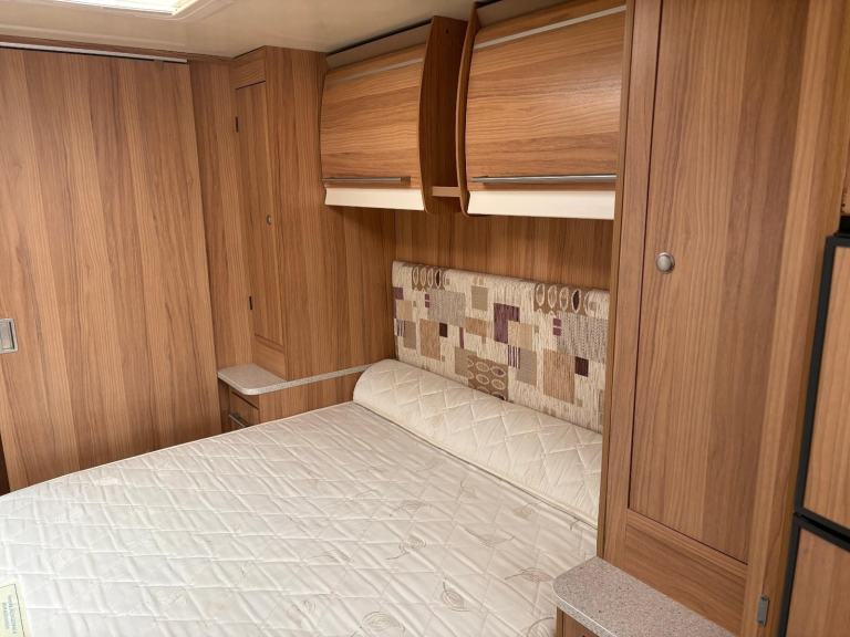  BAILEY UNICORN VIGO - FIXED TRANSVERSE ISLAND BED CARAVAN + MOTORMOVER 