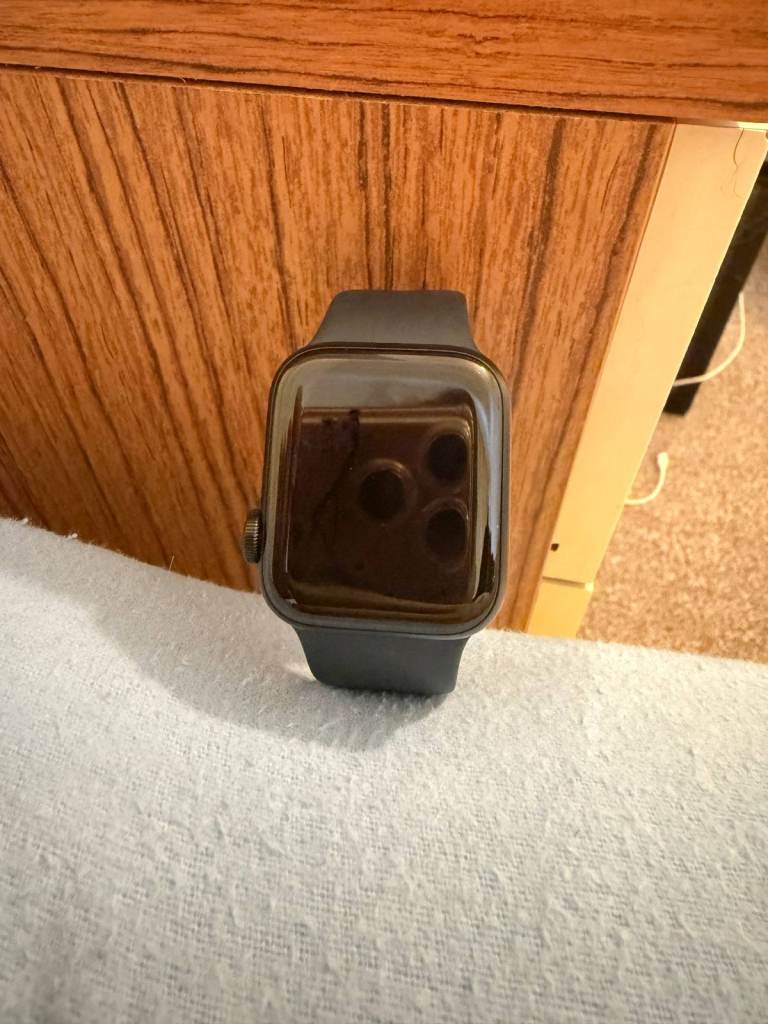 Apple Watch SE 1st Gen – Black, Good Condition