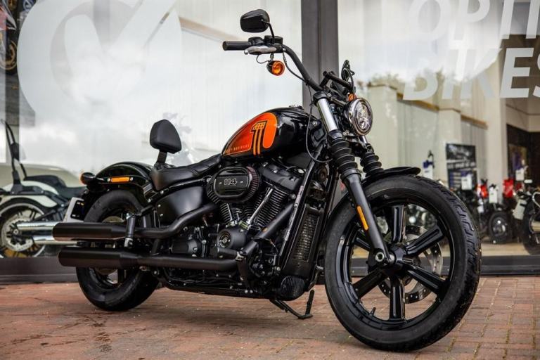 Harley-Davidson Streetbob LOW MILES ! JUST SERVICED ! STUNNING