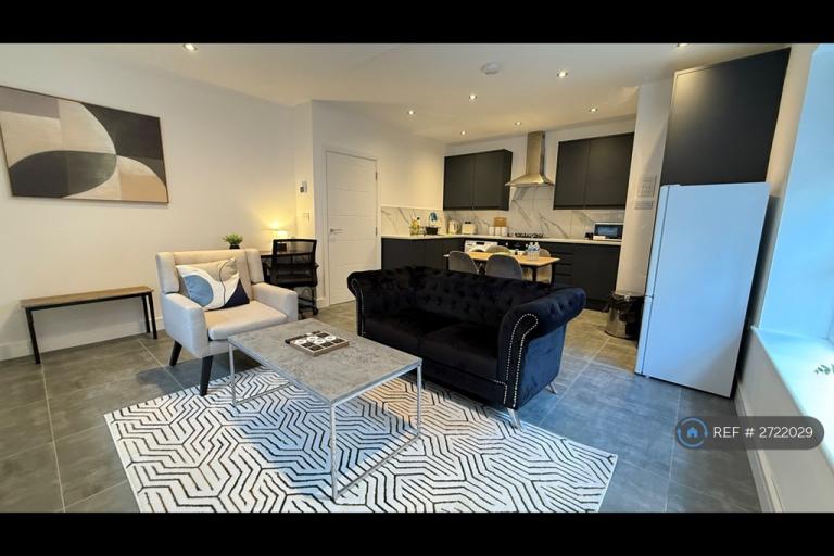 2 bedroom flat in Crescent Drive, Aldershot, GU12 (2 bed) (#2722029)