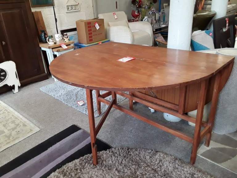Large vintage oval solid wood drop-leaf table Low Cost Moves 2nd Hand Items STALYBRIDGE SK15 3DN