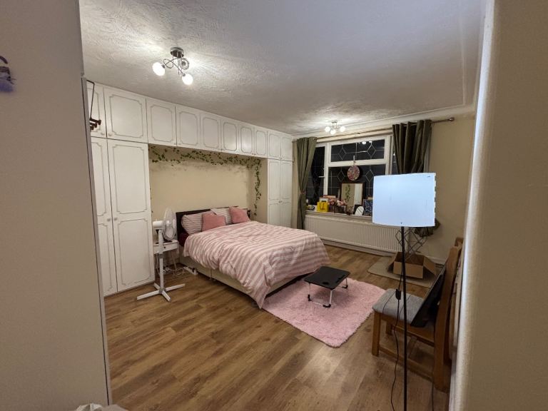 Spacious King Room + Garden + TV | Calm, Friendly House | Gants Hill