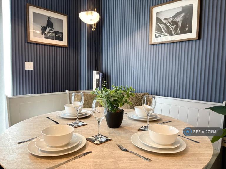 4 bedroom house in Edgewood Road, Manchester, M9 (4 bed) (#2711981)