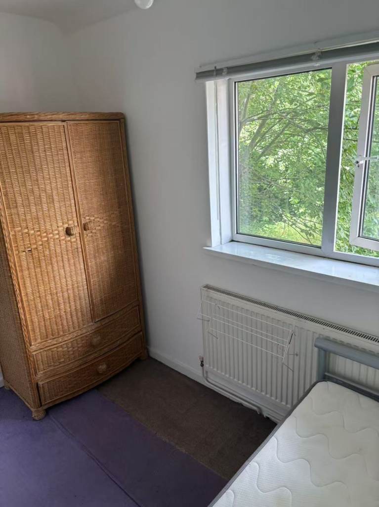 Single room £350/pcm, available now Female Preferred