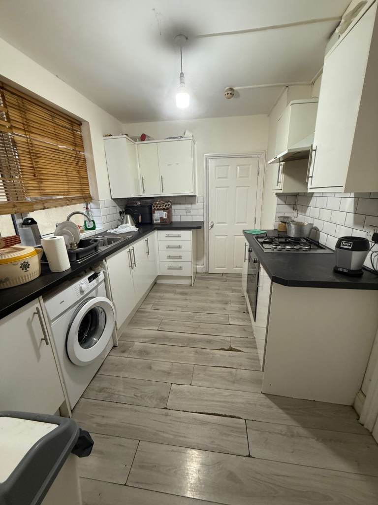 BEAUTIFUL 3 BEDROOM FLAT WITH 2 BATHROOMS FOR RENT IN CRANFORD
